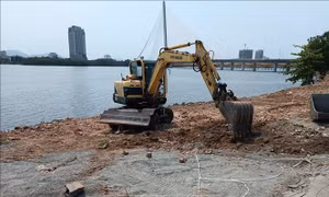 Yêu cầu hoàn thành xúc dọn đất đá, xà bần trên sông Hàn trong ngày 6/4