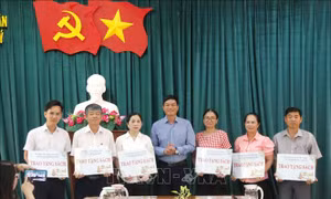 Tặng 2.000 cuốn sách cho huyện đảo Phú Quý