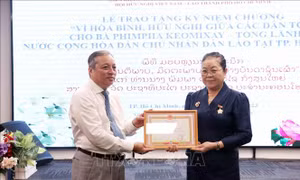 Trao Kỷ niệm chương tặng Tổng Lãnh sự Lào tại TP Hồ Chí Minh