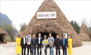 Du khách xông đất ấn tượng với cảnh đẹp Ninh Bình