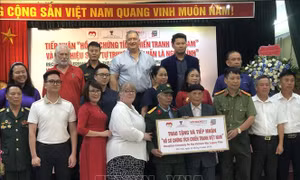 Tiếp nhận Hồ sơ chứng tích chiến tranh, tặng di ảnh cho các gia đình liệt sĩ