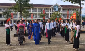Phó Chủ tịch nước Võ Thị Ánh Xuân dự Lễ khai giảng tại Trường THPT Dân tộc nội trú Ngọc Lặc