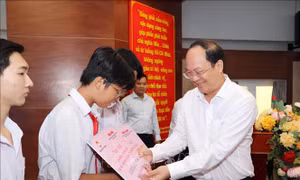 Hỗ trợ kinh phí học tập cho học sinh, sinh viên người dân tộc Hoa có hoàn cảnh khó khăn