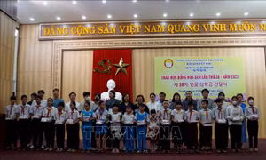 Trao 100 suất học bổng cho học sinh vượt khó học giỏi