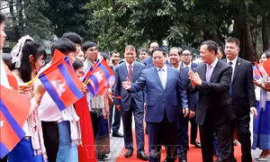 Thủ tướng Phạm Minh Chính và Thủ tướng Campuchia giao lưu với sinh viên Trường ĐH Ngoại thương