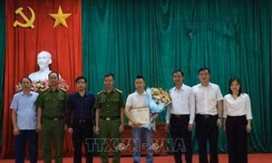 Hà Nội: Khen thưởng công dân cõng 2 người thoát khỏi đám cháy