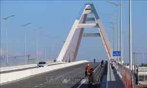 Thông xe cầu Trần Hoàng Na qua sông Cần Thơ