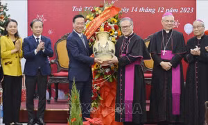 Chủ tịch nước Võ Văn Thưởng chúc mừng Giáng sinh Tổng Giáo phận Huế