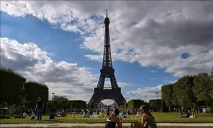 Du khách Mỹ ngủ quên trên Tháp Eiffel