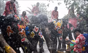 Người dân 'đất nước Chùa Vàng' mạnh chi dịp Tết cổ truyền Songkran