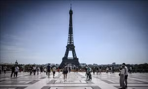 Pháp: Sơ tán du khách khỏi Tháp Eiffel do cảnh báo an ninh