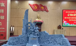 Trao giải mẫu phác thảo Tượng đài chiến thắng tại Di tích Ngã tư Rạch Kiến