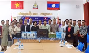 Tổng Lãnh sự quán Việt Nam tại Luang Prabang trao quà tặng cho trường Đại học Souphanouvong