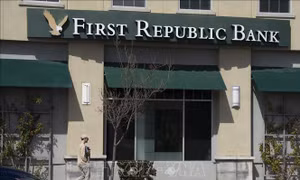 Lo sợ ngân hàng sụp đổ, khách hàng rút hơn 100 tỷ USD khỏi First Republic Bank