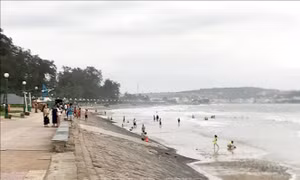 Bình Thuận: Tìm thấy thi thể nam thanh niên bị sóng biển cuốn trôi