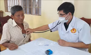 Khám bệnh cho các đối tượng chính sách, hộ nghèo vùng biên giới Lộc Ninh