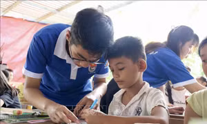 Gia sư áo xanh đồng hành cùng học sinh có hoàn cảnh khó khăn