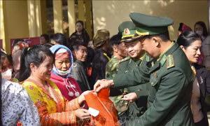 Ấm áp Ngày hội 'Xuân Biên phòng ấm lòng dân bản' ở Điện Biên