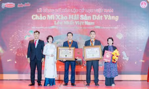 Acecook xác lập kỷ lục Chảo mì xào hải sản dát vàng lớn nhất Việt Nam