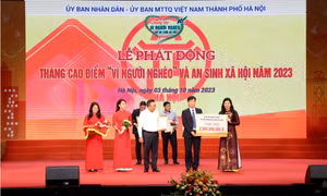 Agribank dành 2 tỷ đồng ủng hộ Quỹ 'Vì người nghèo' và an sinh xã hội thành phố Hà Nội 
