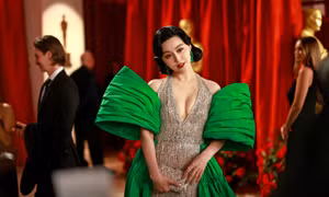 Những bộ cánh ấn tượng nhất thảm đỏ Oscar 2023