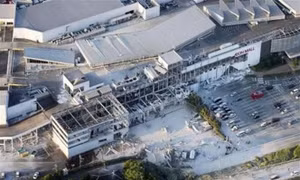 Nhật Bản chạy đua cứu hộ sau trận động đất đánh sập AEON Mall ở Kumamoto
