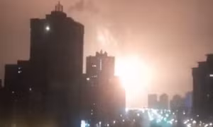 Bầu trời Ukraine rực sáng khi Nga không kích lúc 4h sáng