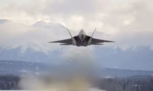 Toàn cảnh vụ chiến đấu cơ F-22 Mỹ phóng tên lửa bắn hạ vật thể bay không xác định