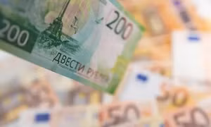 Đồng rúp Nga tiếp tục tăng lên mức cao nhất hơn 2 năm so với euro