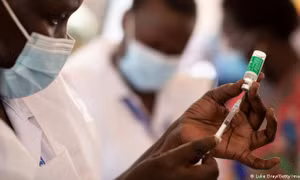 Nghịch lý vaccine COVID-19 hết hạn ở cả châu Phi, Đông Âu