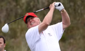 Ông Trump đi đánh golf trong ngày thứ ba phiên toà xử luận tội