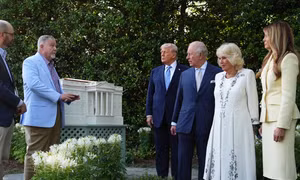 Vua Charles và Hoàng hậu Camilla thăm tổ ong mới tại Nhà Trắng
