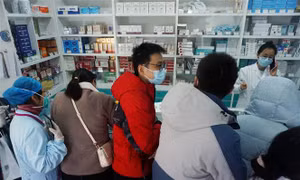 Trung Quốc: Người dân tăng cường tích trữ phòng dịch, 'phương thuốc truyền miệng' cũng cháy hàng