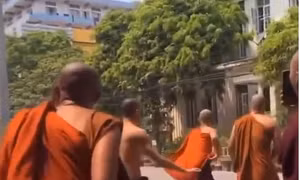 Video nhà sư Myanmar vừa quay cảnh nhà cao tầng đổ sập vừa bỏ chạy