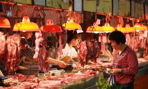 Giá thịt lợn xuống đáy 16 năm, hé lộ vấn đề đáng ngại với kinh tế Trung Quốc