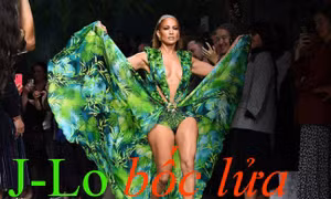 Jennifer Lopez trở lại 'bốc lửa' trong show Versace