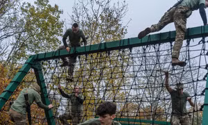 Tổng thống Ukraine đứng trước rủi ro chính trị khi hạ thấp tuổi quân dịch
