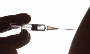 Đại học Oxford tiêm thử nghiệm vaccine HIV, nỗ lực chấm dứt 40 năm chờ đợi