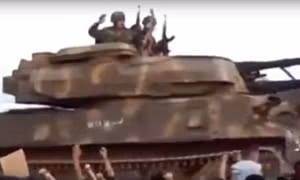Sư đoàn thiết giáp Syria rầm rập tiến về giải phóng Idlib, người dân hò reo bên đường