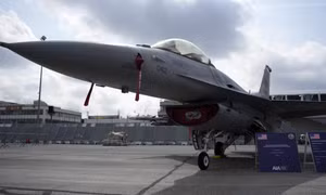 Kiev hối thúc F-16, phương Tây vẫn còn tranh cãi về huấn luyện phi công 