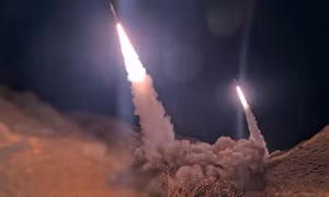 CENTCOM: Iran phóng tên lửa về phía tàu sân bay và tàu khu trục của Hải quân Mỹ