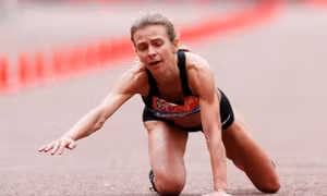 Nữ vận động viên ngã quỵ trên đường chạy vẫn cố lết về đích tại London Marathon