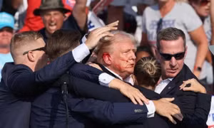 FBI điều tra nghi vấn không phải viên đạn sượt vào tai ông Trump