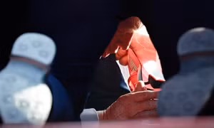 Nhân chứng thấy thủ phạm đeo súng trường leo lên mái nhà trước khi bắn ông Trump