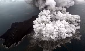 Video núi lửa Krakatau Con sôi sục, đe dọa cơn sóng thần mới tấn công Indonesia