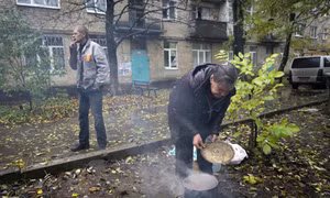 Người Ukraine nén chịu nhọc nhằn chờ hàng viện trợ mùa đông