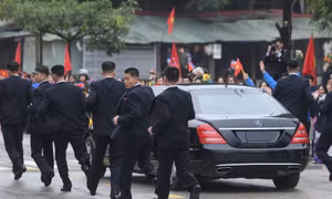 Tiết lộ lý do bất ngờ nhóm vệ sĩ chạy bộ theo xe Chủ tịch Kim Jong-un