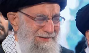 Lãnh tụ Tối cao Iran bật khóc nhiều lần trước linh cữu Tướng Qasem Soleimani