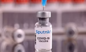 Giáo sư hàng đầu Mỹ giải thích lý do vaccine Sputnik V chống Omicron vượt trội Pfizer 
