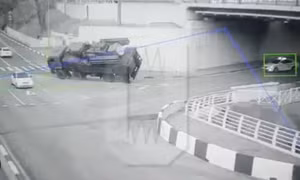 Video hệ thống tên lửa Pantsir của Nga lật nhào khi vào cua